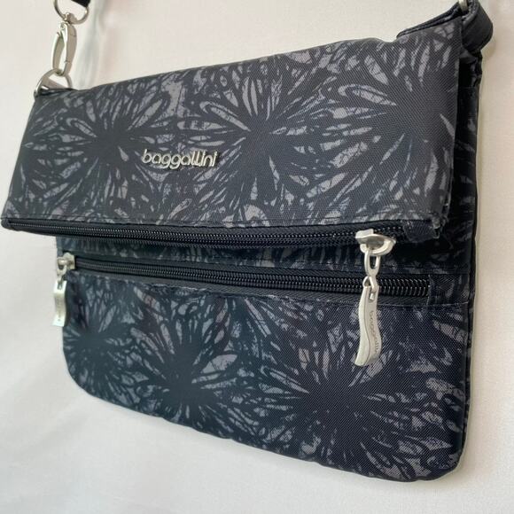 Baggallini Onyx Floral Flip Zip Crossbody Bag - Picture 4 of 12